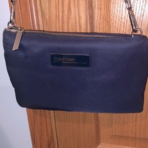 Calvin Klein navy blue purse/ like new/ adjustable strap. Lots of pockets!